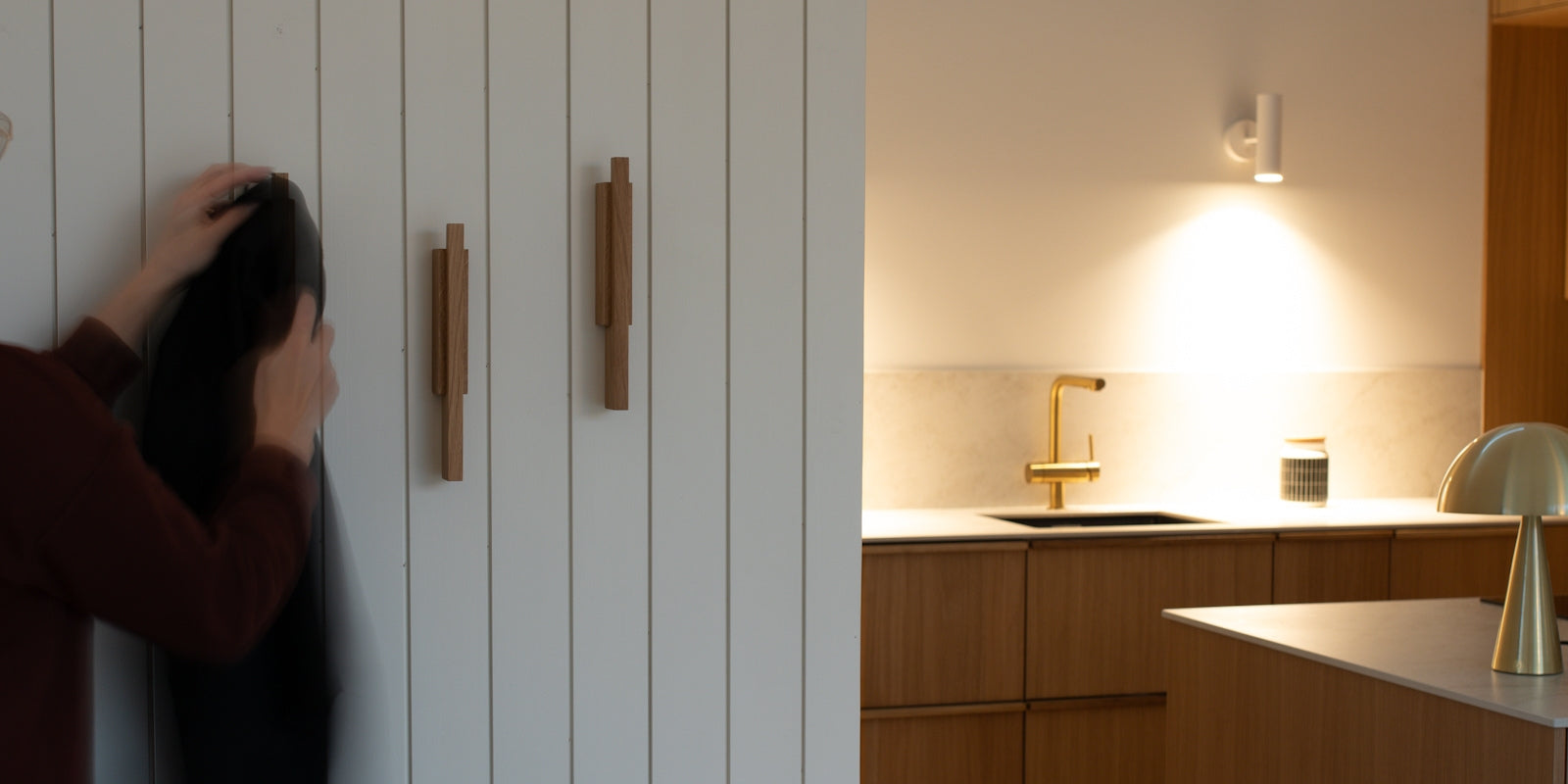 Sointu seinänaulakko on valmistettu Suomessa massiivipuusta